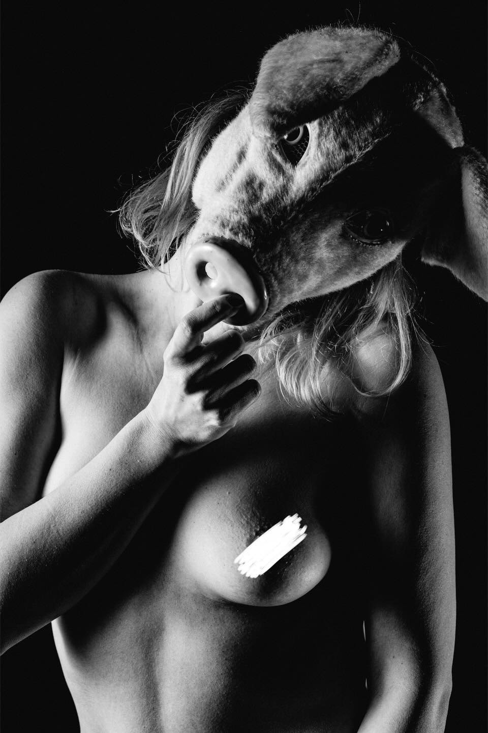 Pečeť mlčení před zavřenými dveřmi — umělecká fotografie od Adama Běšiny (Art & Surrealismus)