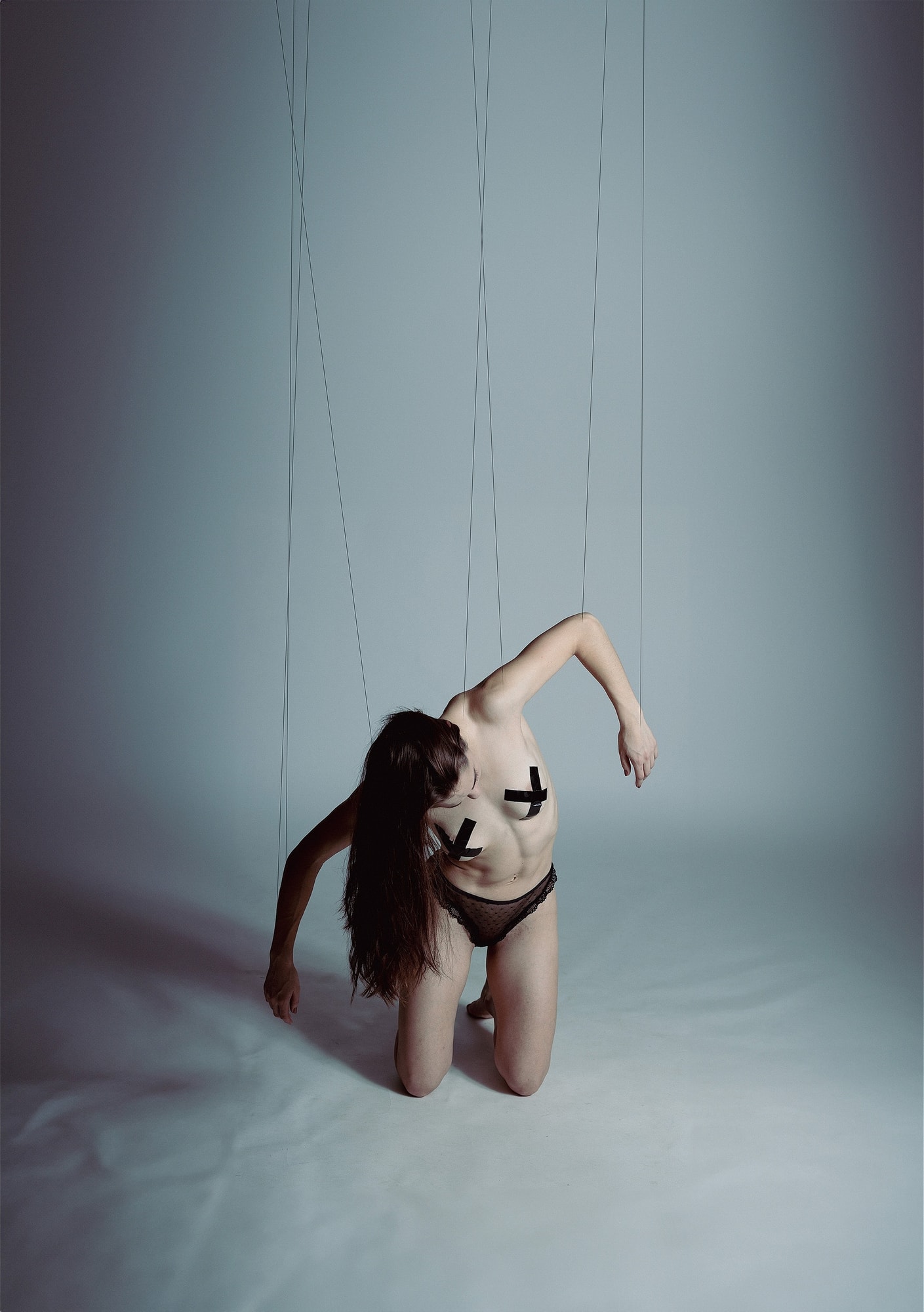 Visutý rituál dřevěné marionety — umělecká fotografie od Adama Běšiny (Art & Surrealismus)