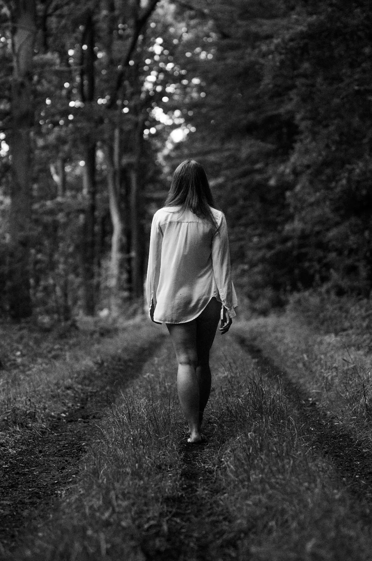 Odchod poutníka bez minulosti — umělecká fotografie od Adama Běšiny (Nahota & Pralesa)