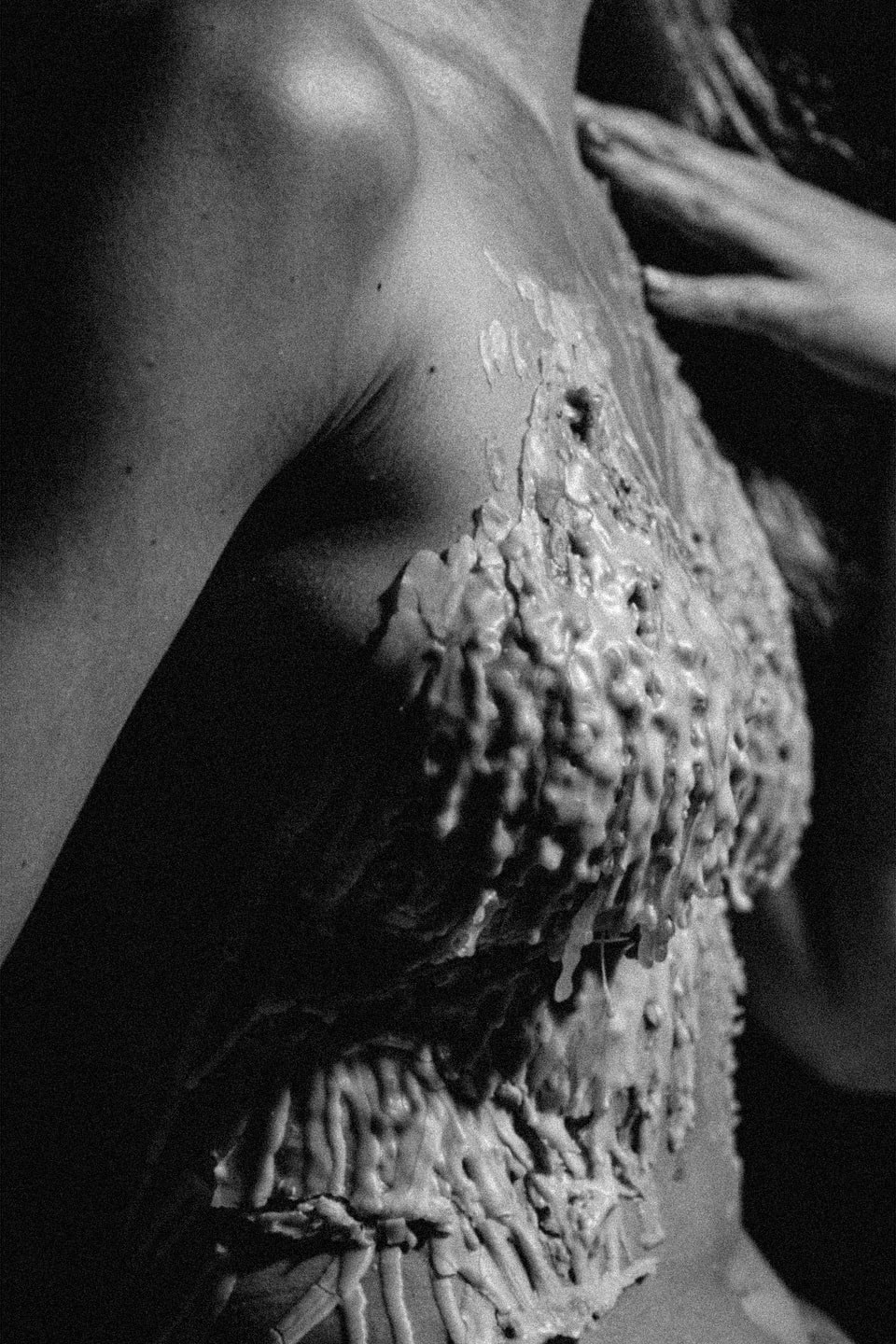 Reliéf ztuhlé lávy — umělecká fotografie od Adama Běšiny (Nahota & Pralesa)