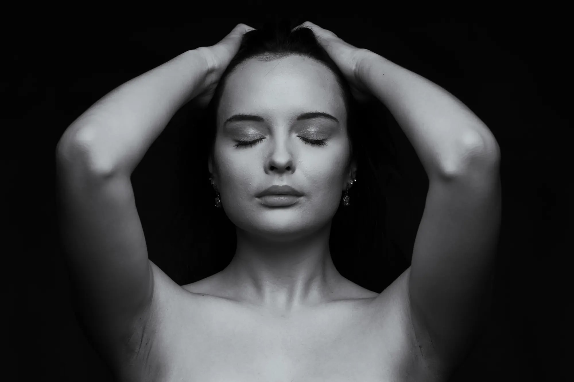 Koupel v tichém světle — umělecká fotografie od Adama Běšiny (Nahota & Pralesa)