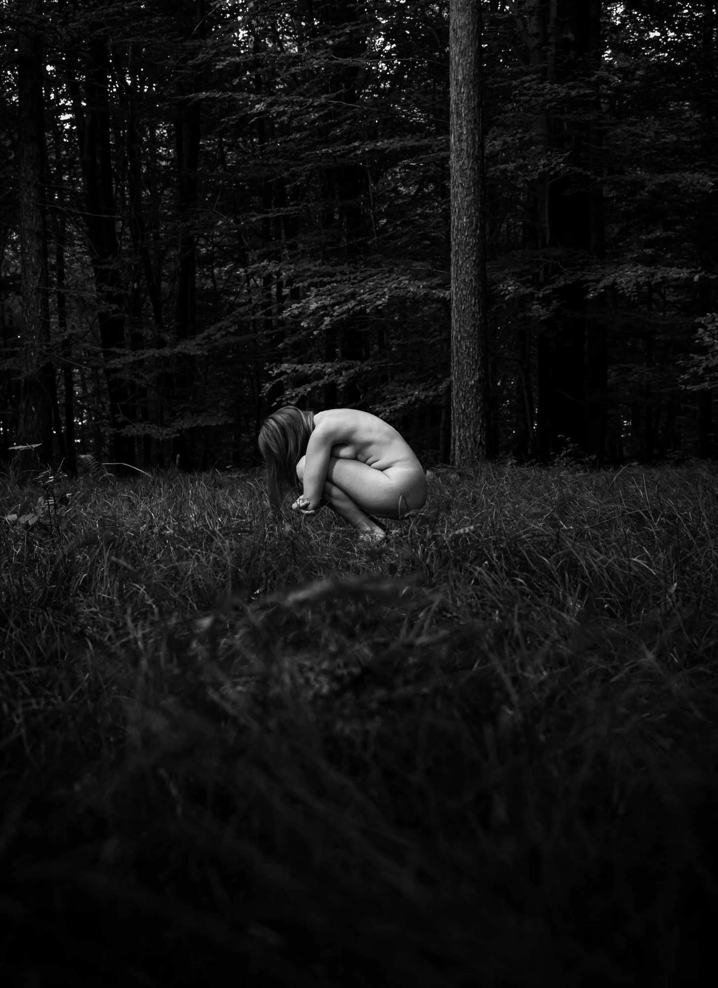 Kukla zapomenutá v kapradí — umělecká fotografie od Adama Běšiny (Nahota & Pralesa)