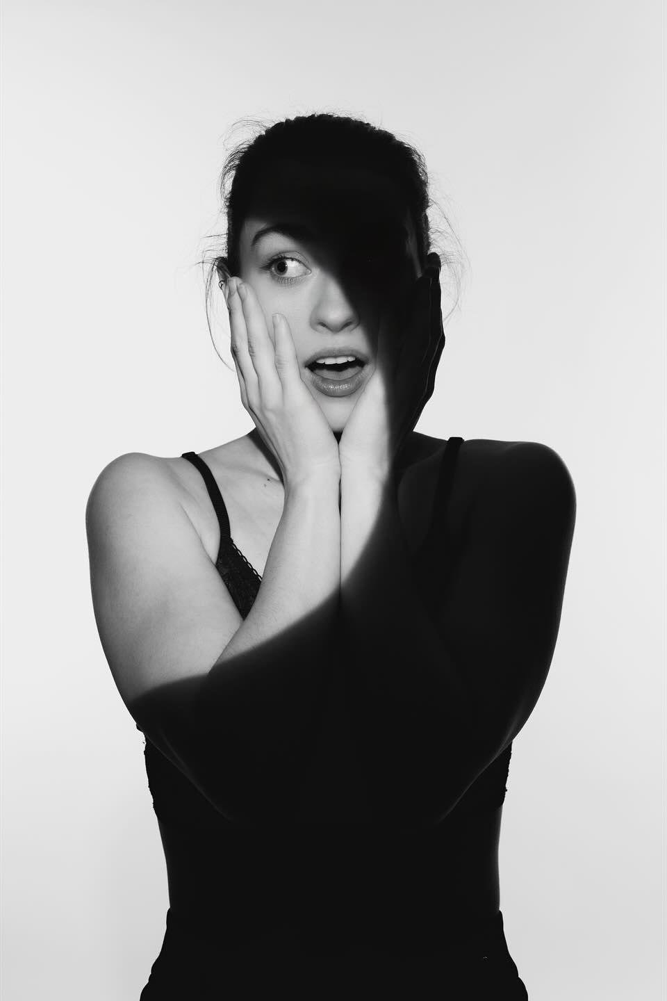 Otisk dlaní do tekutého vápna — umělecká fotografie od Adama Běšiny (Tváře & Šerosvit)