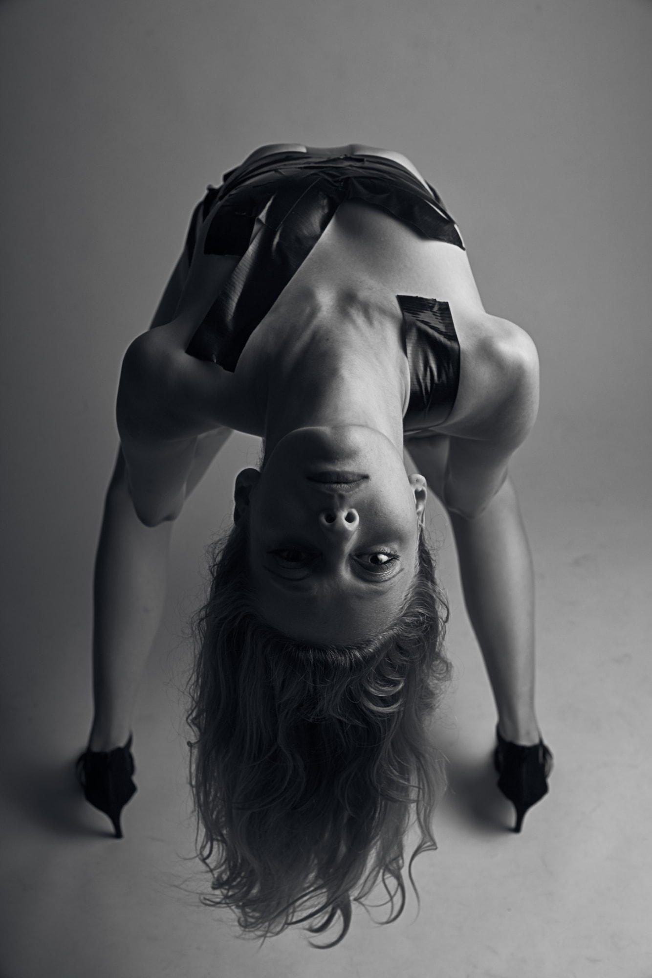 Oko na dně obráceného světa — umělecká fotografie od Adama Běšiny (Tělo & Geometrie)